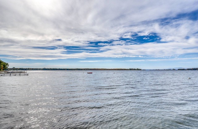 Dog-Friendly Lake House on Lake Champlain with Fast WiFi & Private Washer/Dryer