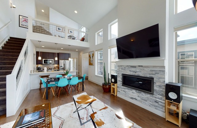 Dog Friendly Townhouse w/Private Deck, Gas Grill