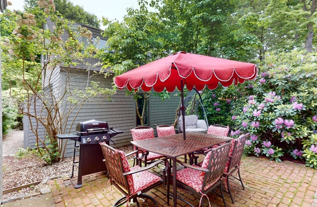 Dog-friendly, two-story condo with community pool - close to Mashpee Town Beach