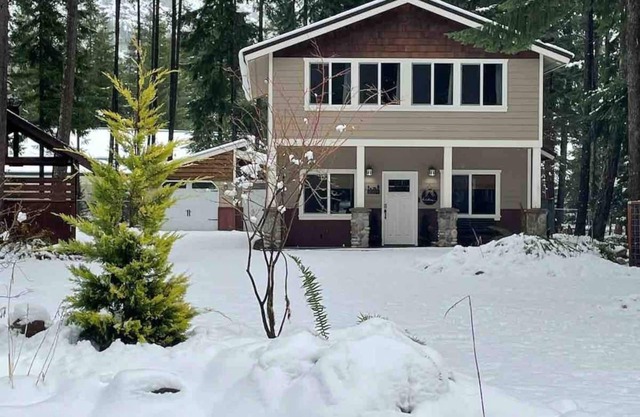 Dog friendly, updated cabin- hot tub & fenced yard, 5 min to Lake Easton/Kachess