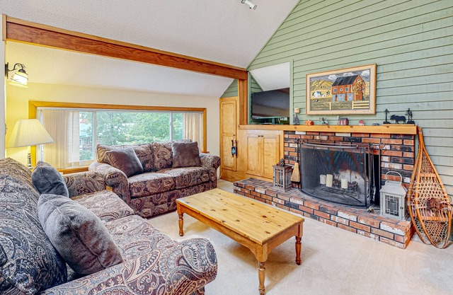 Dog-friendly home with mountain views - walk to trolley & Town Square