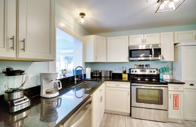 Dog-Friendly Vero Beach Home < 7 Mi to Coast!