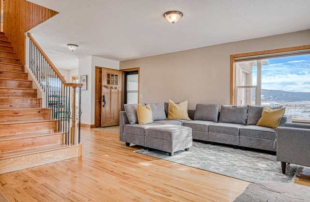 Dog-friendly villa with mountain-views, enclosed yard, grill, and washer/dryer