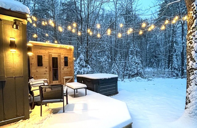 Dog-Friendly w/Hot Tub, Firepit near Kancamagus!