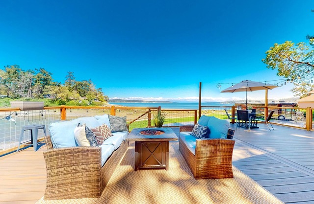 Dog-friendly, waterfront dream home w/furnished deck & kayaks