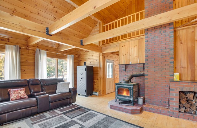 Dog-Friendly West Gardiner Cabin, 12 Mi to Augusta