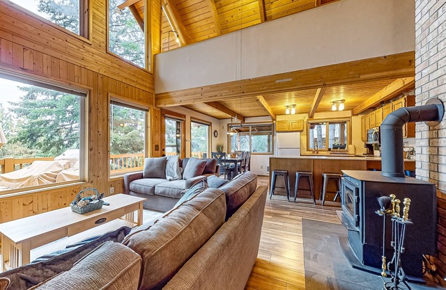 Dog-friendly woodland cabin with woodstove & deck, near Lake Cle Elum
