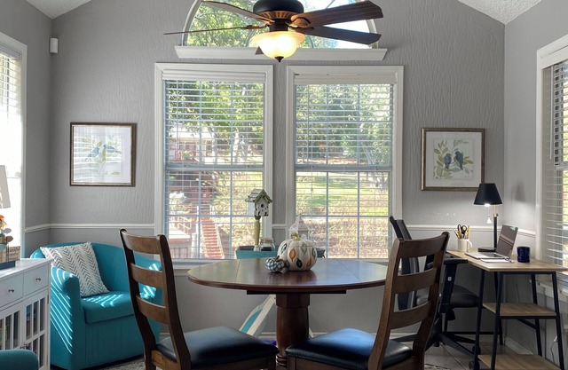 Dog & kid friendly home on Cedar Creek Lake. Kayaks. Games. Peaceful. Quiet.
