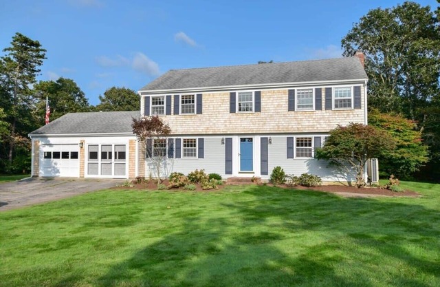 Dogs welcome, huge yard right next to Rail Trail!