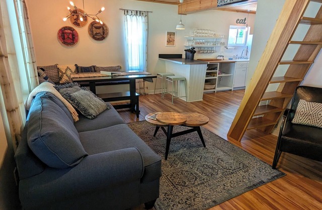 Dogwood Cottage: Short walk to the Strip, 2 Full Baths, A/C, WIFI, Private Yard