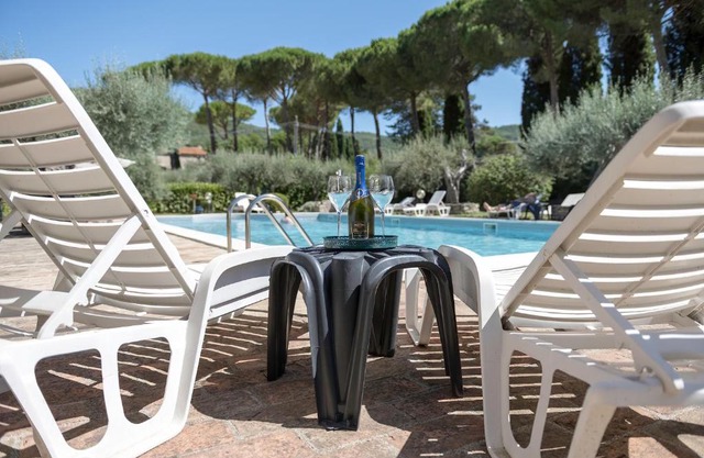 Dolce Far Niente Apartment with pool & parking