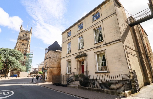 DOLLAR WARD HOUSE BASEMENT, pet friendly in Cirencester