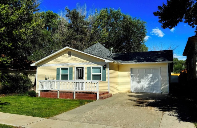 Dolly, Aztec's Adorned Abode - Downtown 3-bedroom with WiFi, privacy & charm