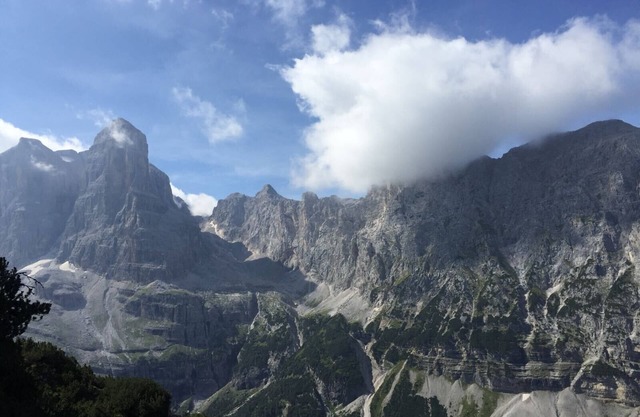 Dolomiti di Brenta, typisches Berghaus, vor kurzem renoviert,