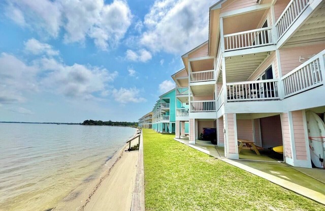 Dolphin Cove: Gorgeous Waterfront Unit with Kayaks
