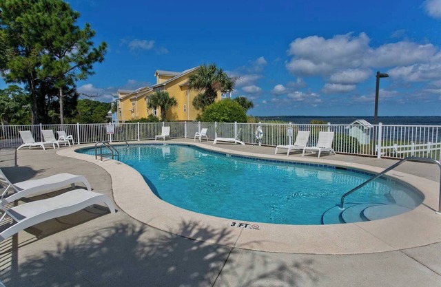 Dolphin Watch: Lovely Waterfront Unit with Kayaks!