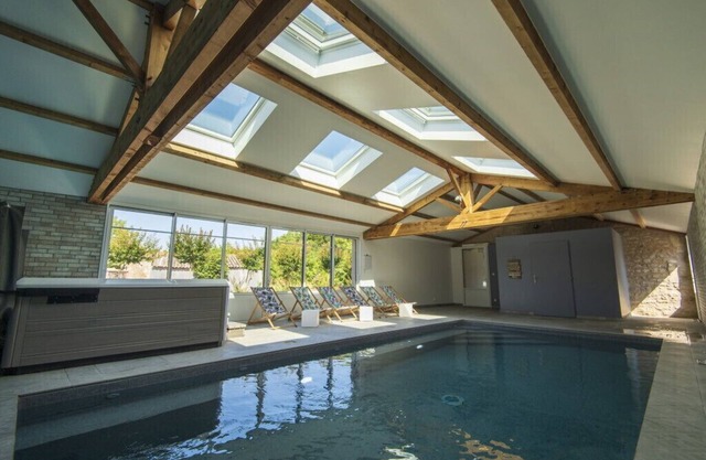 Gîte-Familie-Ensuite-Blick auf die Landschaft-Piscine intérieure spa