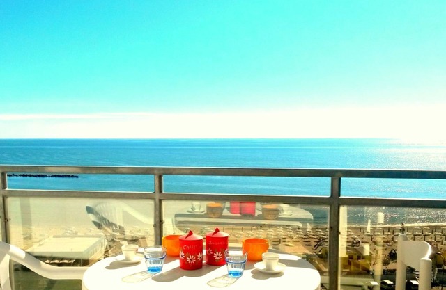 Beherrsche das Meer von oben! Schöne Wohnung mit Blick auf das Meer