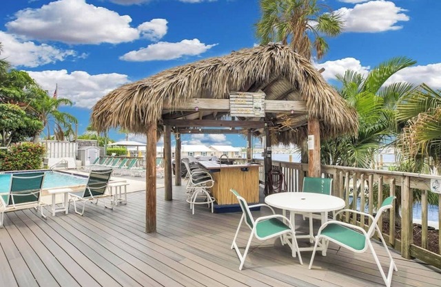 "Dominica" Key West 2BR Dock, Pool, Pet-Friendly