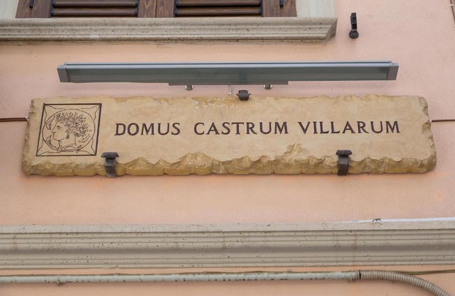 DOMUS CASTRUM VILLARUM B&B