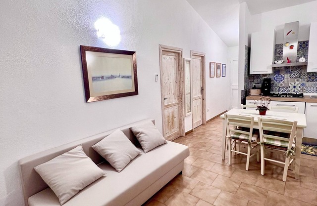 DOMUS HENRICUS -THREEROOM APARTMENT IN PORTO POLLO 400 Meters from the sea