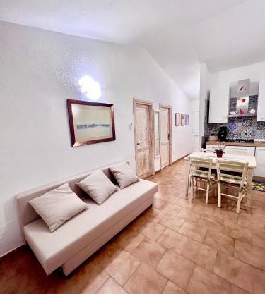 DOMUS HENRICUS -THREEROOM APARTMENT IN PORTO POLLO 400 Meters from the sea