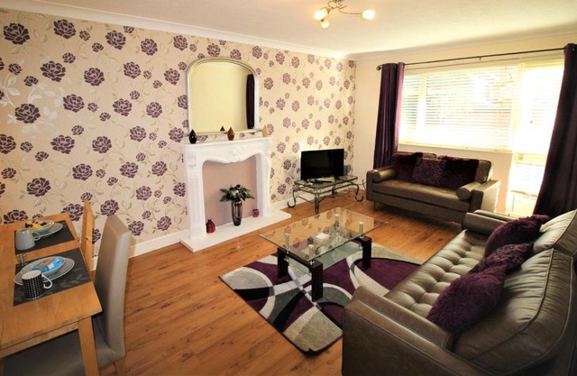 Doncaster - Boswell - Large Balcony Apartment - 2 Double Beds - 2 Bedrooms - Close to Town & Racecourse - Off Street Parking 2 Cars - Fast Wifi