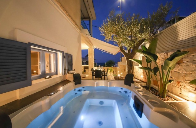 Donna Lucia Romantic Villa w/ jacuzzi Sea Front