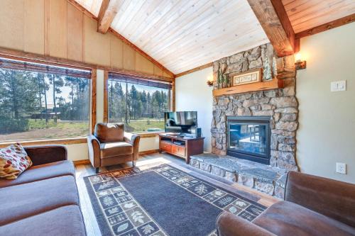 Donnelly Cabin with Fire Pit 5 Mi to Boat and Ski!