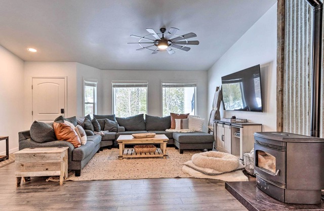 Donnelly Vacation Rental Near Lakes & Skiing!