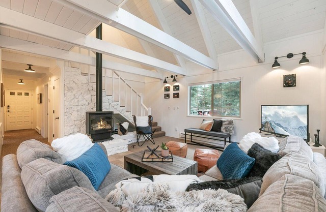Donner Gem by Tahoe Getaways - Beautifully Updated, Hot Tub, Pet Friendly