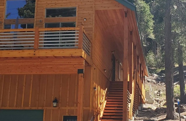 Donner Lake Studio Apt. FOREST ENVELOPED (quiet). Lake across street. PETS.