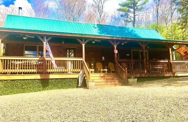 UPSCALE CATSKILL MTN LOG CABIN! CLOSE TO 3 SKI RESORTS. WEEKLY/MONTHLY DISCOUNTS