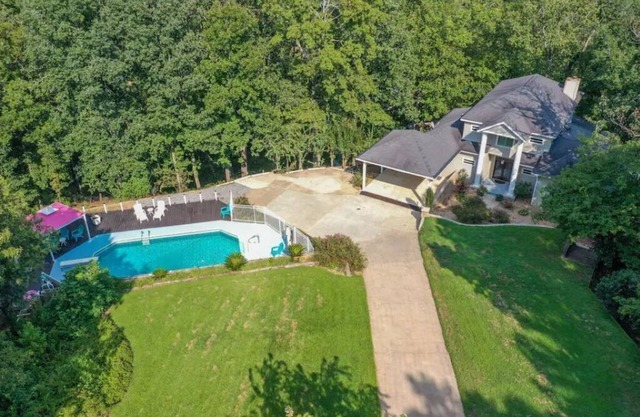 Doodle Days at Lake Jordan Sleeps 18 with a Pool!