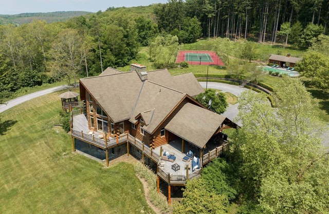 Doodletown Lodge & Cabin: Pool—Pickleball—Tennis++