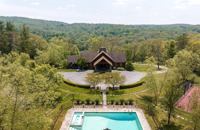 Doodletown Lodge: Pool, Tennis, Pickleball,Hiking+