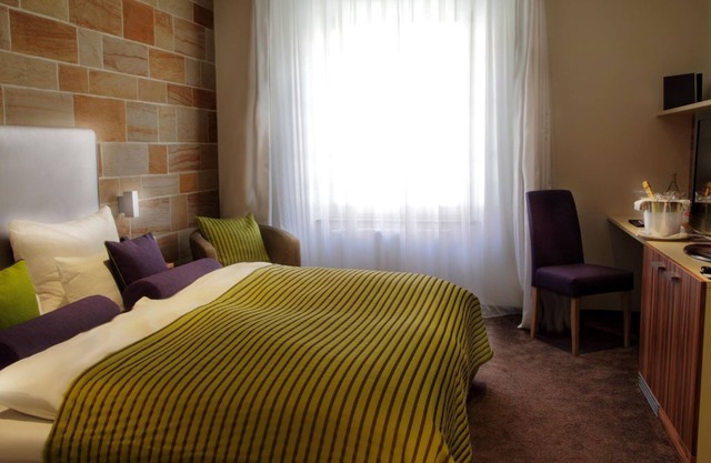 Doppelzimmer, Dusche oder Bad, WC - Schlosshotel Bergzaberner Hof