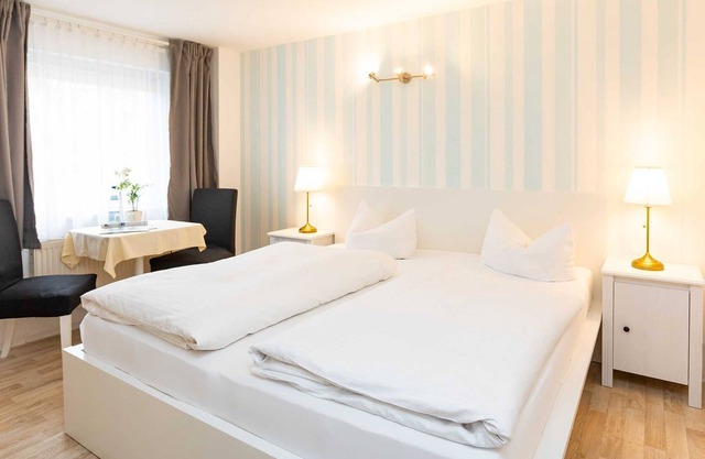 Doppelzimmer (H) - Ferienzimmer und -wohnungen mit Seeblick