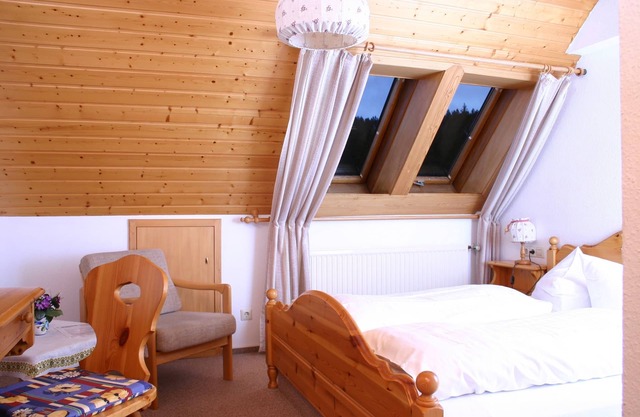 Doppelzimmer im Landhausstil mit Dusche und WC