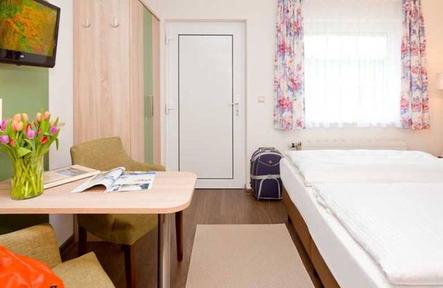 Doppelzimmer mit Pantryküche (H) - Ferienzimmer und -wohnungen mit Seeblick