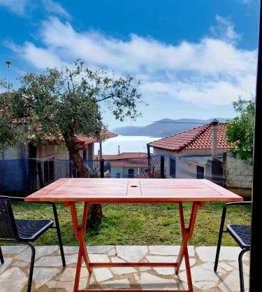 Dora's House comfortable apartment with a yard and view