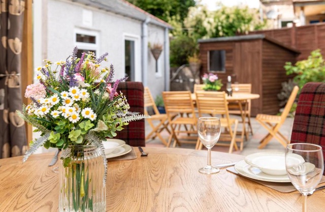 Dormie Cottage, lovely bright and spacious bungalow with wood fire