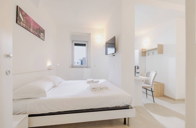 20 minutes from Milan room with 2 beds and private bathroom. Private entrance