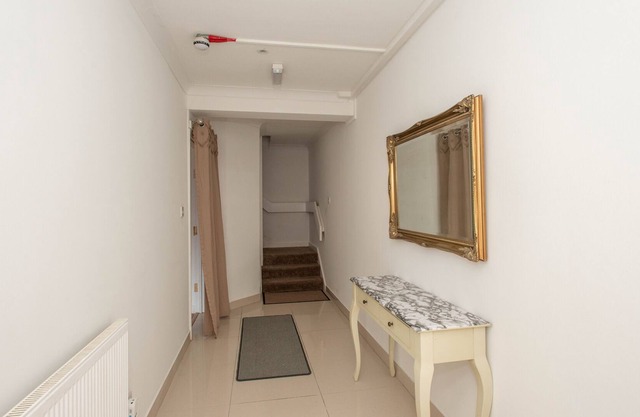 Double Bedroom with Shared Amenities - Rear