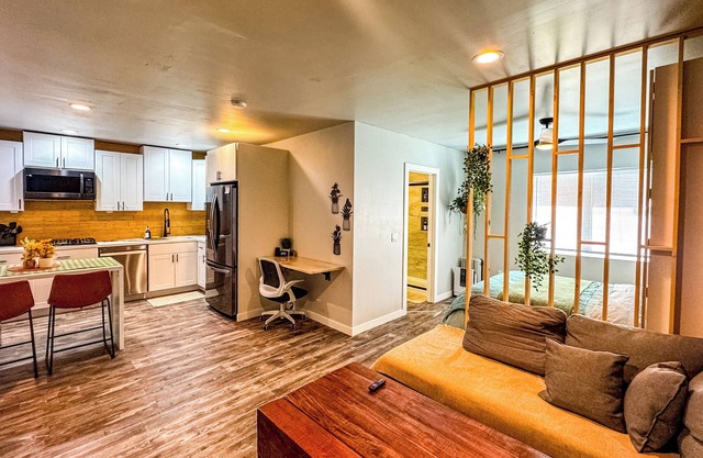 Rainfall Bath, Full Kitchen, 4KTV, W/D, Dedicated Workspace, Early check-in
