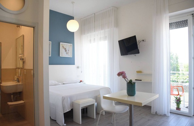 Doppelzimmer mit Küchenzeile und 2 Balkonen