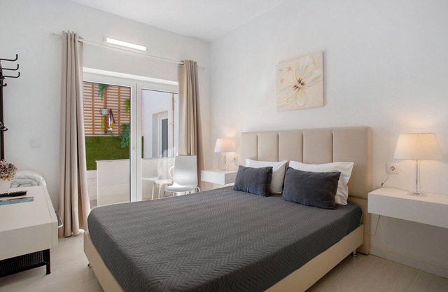 Double Room 12 with Balcony and Wi-Fi