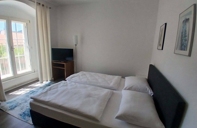 Doppelzimmer (40qm) mit Wohn-Schlafzimmer und angeschlossenen Gartenbereich