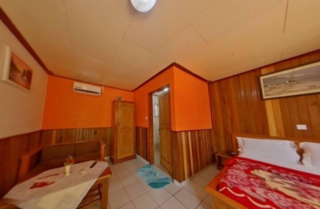 Doppelzimmer-Einfach-Ensuite mit Dusche-Blick auf den Hof