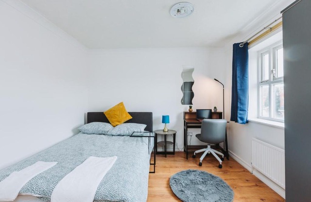 Double Room with Private Bathroom, parking & wifi